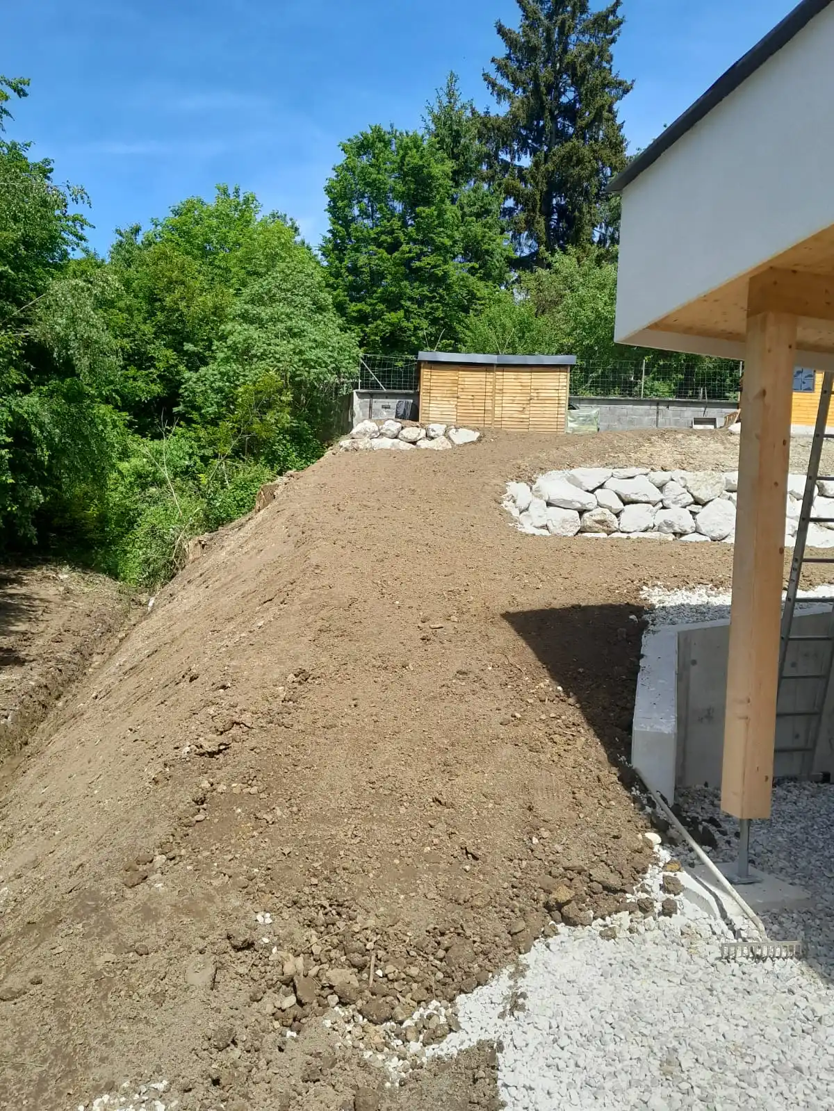 Gartenbau Leistungen mit Terasse und Hang durch Gaigg